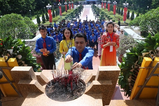 đặt vòng hoa, dâng hương tại Đài tưởng niệm các anh hùng liệt sĩ thành phố và Tượng đài lãnh tụ Nguyễn Đức Cảnh.